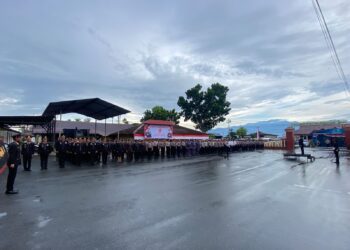 Polresta Manokwari melaksanakan upacara dalam rangka memperingati Hari Bhayangkara ke-79 di lapangan Polresta Manokwari