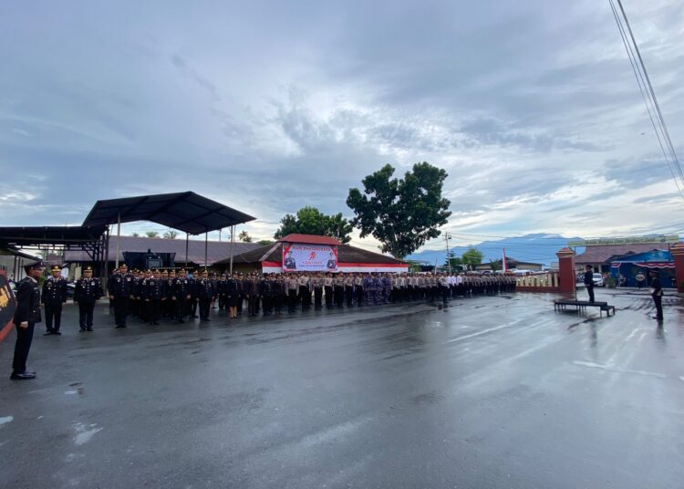 Polresta Manokwari melaksanakan upacara dalam rangka memperingati Hari Bhayangkara ke-79 di lapangan Polresta Manokwari