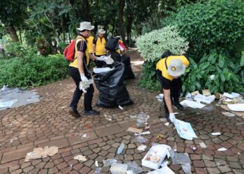 Polisi Bersihkan Sampah Usai Upacara HUT Bhayangkara ke-79 di Monas