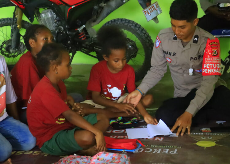 Tingkatkan Kualitas Pendidikan di Kabupaten Yalimo, Subsatgas Si-Ipar Gandeng Anak-anak Papua Belajar Bersama