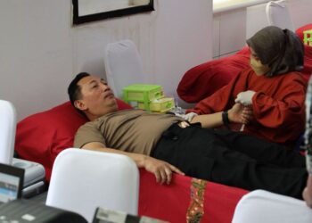 Kapolri Sebagai Peserta Donor Darah dalam Bakti Kesehatan Hari Bhayangkara ke-79 Bersama KSPSI