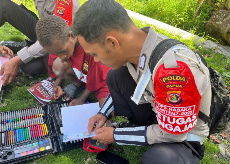 Subsatgas Si-ipar Polres Lanny Jaya ajarkan Anak-anak menghitung dan menggambar di kampung yokobak