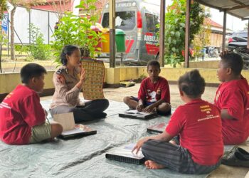 Subsatgas SI-IPAR Polres Jayawijaya Gelar Kegiatan Belajar Bersama Anak-Anak di Halaman Mako Polres