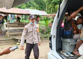 Dedikasi Tanpa Batas: Bhabinkamtibmas Kampung Paitenda dan Nakes Evakuasi Pasien dari Pelosok Waris