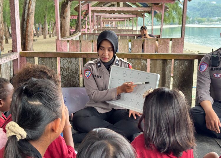 Belajar Ditemani Suasana Pantai, Operasi Rasaka Cartenz Hadirkan Metode Belajar yang Menyenangkan untuk Anak-anak