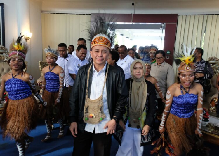 Wakapolda Papua Sambut Kedatangan Pj. Gubernur Papua di Bandara Sentani