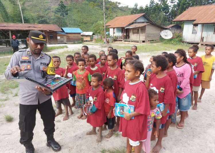 Program si-ipar operasi rasaka cartenz 2025 polres pegunungan bintang hadir merangkul dan mengajar anak-anak di kota oksibil kab. pegunungan bintang