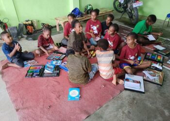 Satgas Si-Ipar Polres Yalimo Bersama Anak-anak Belajar Operasi Hitung Bersusun di Pedalaman Papua