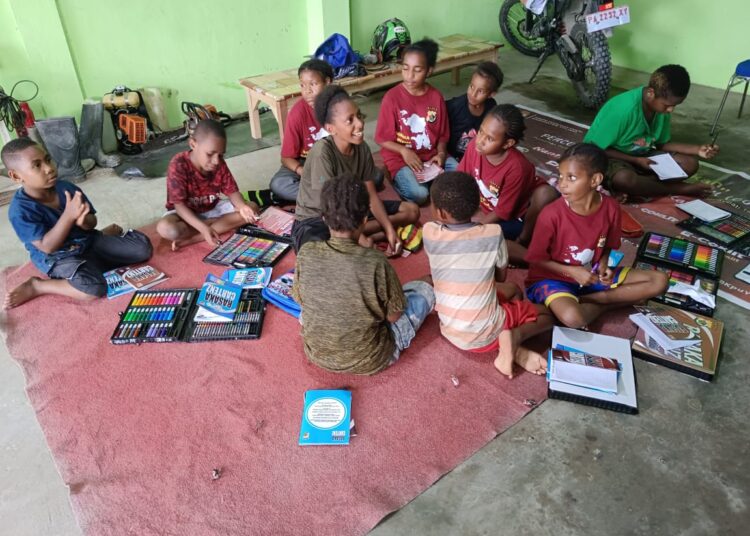 Satgas Si-Ipar Polres Yalimo Bersama Anak-anak Belajar Operasi Hitung Bersusun di Pedalaman Papua