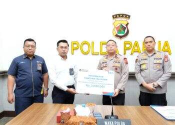 Wakapolda Papua Serahkan Santunan Risiko Kematian Khusus kepada Keluarga Personel yang Gugur