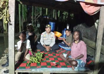 Kanit Binmas Polsek Muara Tami Sambangi Warga di Koya Barat, Tekan Pesan Kamtibmas