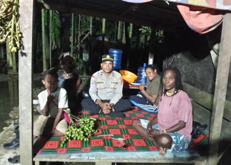 Kanit Binmas Polsek Muara Tami Sambangi Warga di Koya Barat, Tekan Pesan Kamtibmas