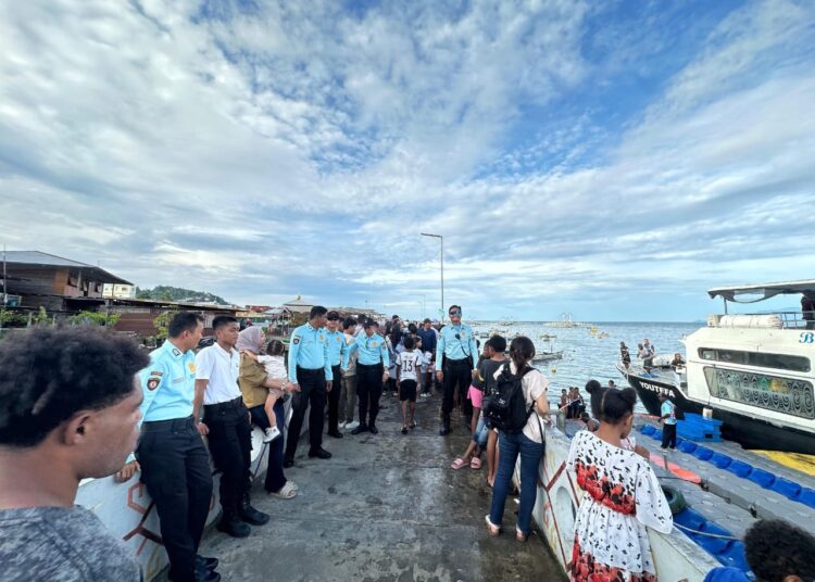 Wujudkan Rasa Aman, Ditpamobvit Polda Papua Hadiri Festival Kampung Nelayan Hamadi