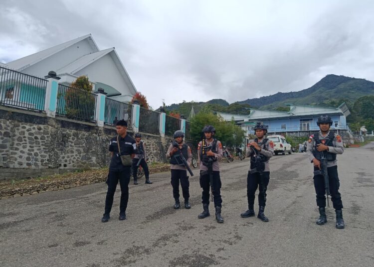 Wujudkan Kamtibmas Kondusif, Polres Tolikara Kawal Nikah Massal dan Patroli Humanis