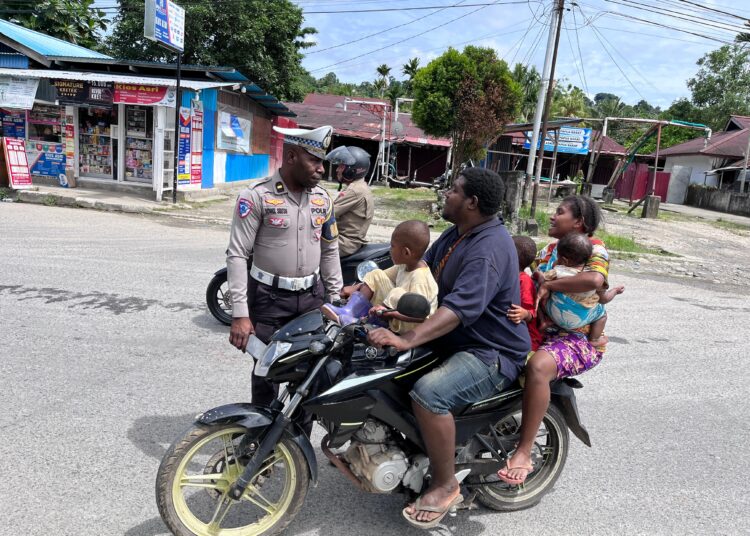 Personel Operasi Patuh Mansinam 2025 Gencarkan Sosialisasi dan Himbauan Kamtibmas kepada Pengendara