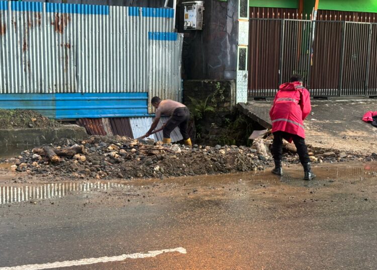 Tim Sar Regu 1 Gasum Ditsamapta Polda Papua Tanggap Bencana Bersihkan Material Longsor Dan Banjir Di Jayapura Selatan