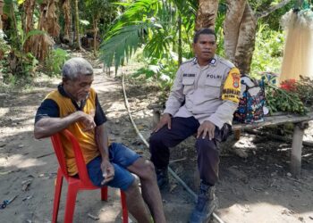 Ciptakan Kamtibmas Kondusif, Bhabinkamtibmas Kampung Manopi-Ramiki Aktif Berikan Himbauan dan Bibit Tanaman