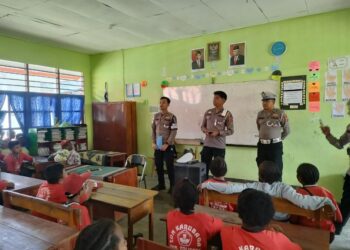 Sat Lantas Polres Tolikara Laksanakan Binluh Dan Edukasi Tertib Berlalu Lintas Sejak Dini Di SDN Karubaga