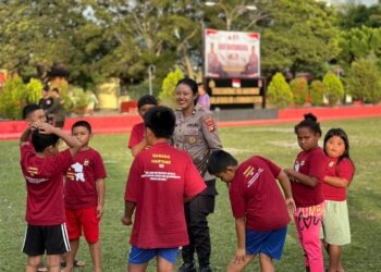 Kegiatan Edukatif Subsatgas SI-IPAR Operasi Rasaka Cartenz 2025 Polres Jayawijaya Bersama Anak-anak di Halaman Mako Polres Jayawijaya
