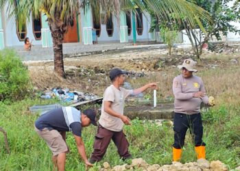 Kapolsek Bonggo dan Anggota Bantu Pembangunan Pondasi Pagar Masjid Al-Muhajirin di Kampung Kiren