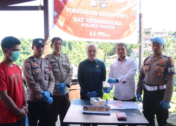 Polres Fakfak Musnahkan Barang Bukti Narkotika Jenis Ganja