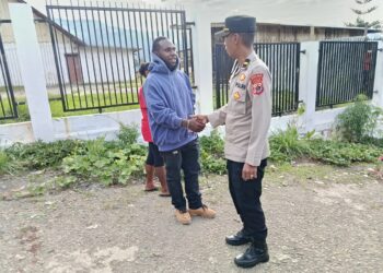 Polres Tolikara Gelar Patroli Sambang dan Serahkan Sarana Olahraga ke SMA YPPK Karubaga