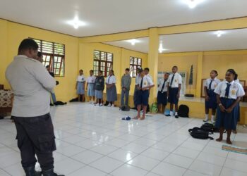 Polsek Sentani Timur Berikan Materi Wawasan Kebangsaan dan Latihan PBB di SMA Kristen Rajawali