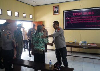 Kapolda Papua Barat Tinjau Lahan Jagung Pakan dan Tatap Muka dengan Kelompok Tani di Distrik Prafi
