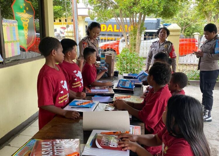 Subsatgas SI IPAR Polres Jayawijaya Gelar Kegiatan Edukatif Bersama Anak-anak dalam Rangka Operasi Rasaka Catrenz 2025