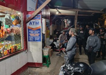 Polres Tolikara Gelar Patroli Malam, Sambangi Pedagang dan Warga untuk Cegah Tindak Kejahatan