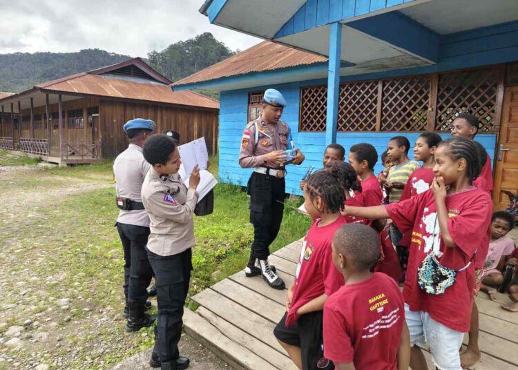 Program si-ipar operasi rasaka cartenz 2025 polres pegunungan bintang hadir mengajar membaca dan menulis kepada anak-anak penerus bangsa di kota oksibil kab. pegunungan bintang