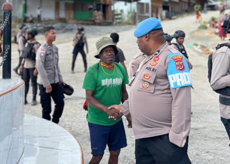 Melalui Patroli Jalan Kaki, Polri Jamin Kamtibmas Yang Aman Dan Kondusif