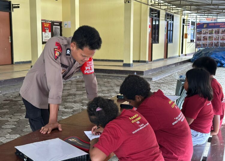 Lewat Operasi Rasaka Cartenz, Polres Jayawijaya Tanamkan Semangat Belajar pada Anak Papua