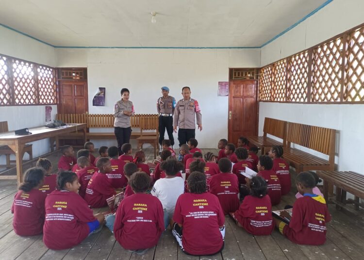 Program Si-IPAR Operasi Rasaka Cartenz 2025 Polres Pegunungan Bintang Hadir Memberikan Ilmu Pengetahuan Dasar Kepada Anak-anak Penerus Bangsa di Kota Oksibil Kab. Pegunungan Bintang