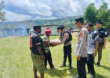 Polres Tolikara Salurkan Bantuan Sembako Kepada Warga Yang Berduka Di Desa Kogimagi