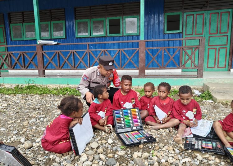 Program si-ipar operasi rasaka cartenz 2025 polres pegunungan bintang hadir mengajar menulis dan membaca wujud kepedulian polri terhadap penerus bangsa di kota oksibil kab. pegunungan bintang