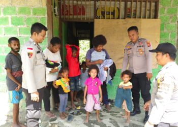 Peduli Warga Perbatasan, Polsek Waris Polda Papua Bagikan Pakaian Layak Pakai dan Kuatkan Sinergi Keamanan
