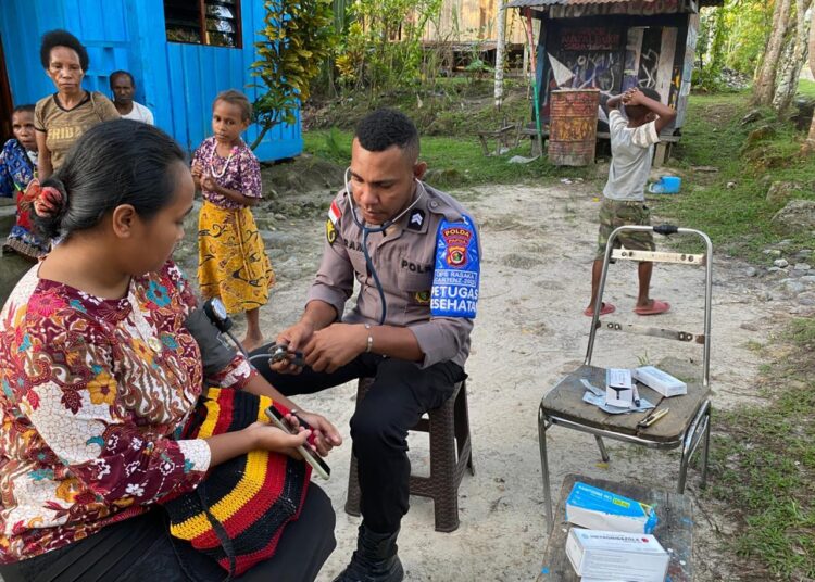 Subsatgas Keladi Sagu Berikan Pelayanan Kesehatan Bagi Warga Dewasa dan Anak-anak di Kabupaten Yalimo