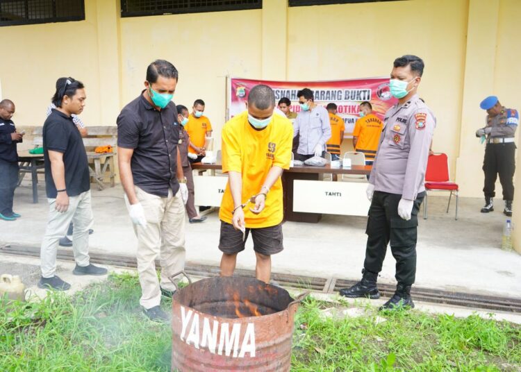 Empat Kasus Narkotika Diungkap, Polda Papua Barat Musnahkan Barang Bukti di Hadapan Tersangka