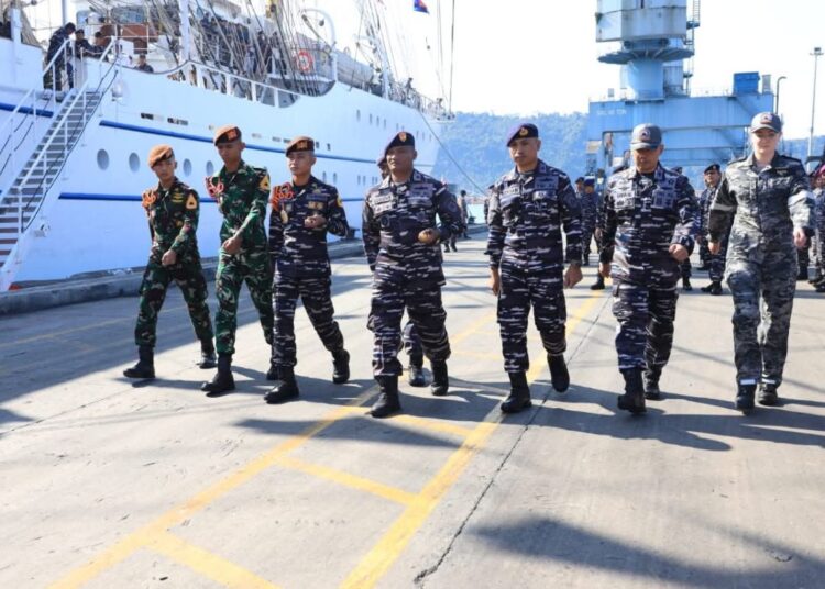 Melanjutkan Pelayaran KJK KRI Bima Suci Sandar di Teluk Bayur Padang