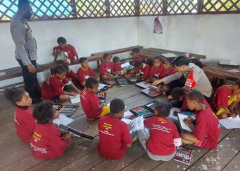 Program si-ipar operasi rasaka cartenz 2025 polres pegunungan bintang hadir mengajar menulis dan membaca jalin kedekatan kepada anak-anak emas papua di kota oksibil kab. pegunungan bintang