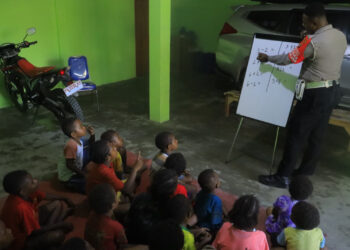 Satgas Si-Ipar Operasi Rasaka Cartenz 2025 Bantu Anak-anak di Kabupaten Yalimo Belajar Berhitung Penjumlahan