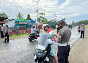 Dit Lantas Polda Papua Barat Bagikan Bendera Merah Putih, Ajak Warga Semarakkan HUT RI ke-80