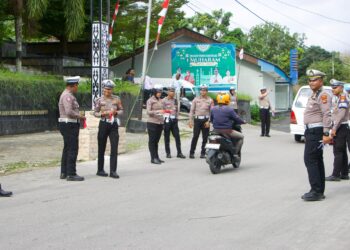 Semangat Merah Putih Menyapa Jalanan Fakfak: Polres Bagikan 300 Bendera, Ajak Warga Meriahkan HUT ke-80 RI