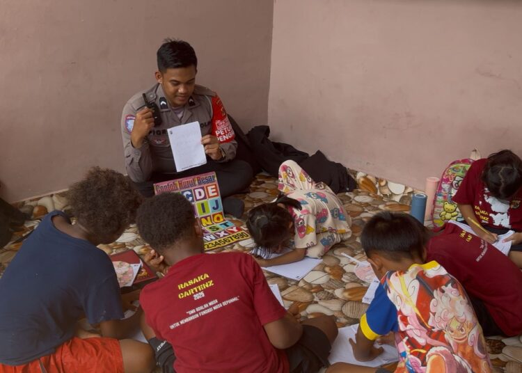 Berikan Ilmu Pengetahuan Bagi Generasi Penerus Bangsa, Subsatgas Si Ipar Operasi Rasaka Cartenz Hadir Dampingi Anak Putus Sekolah