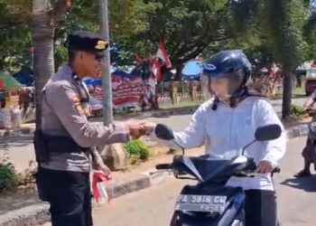 Polres Merauke Bagikan Bendera Merah Putih Sambut HUT ke-80 Kemerdekaan RI
