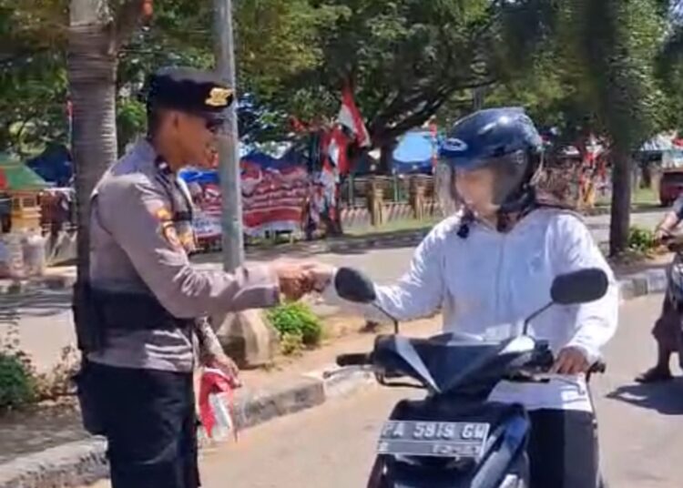 Polres Merauke Bagikan Bendera Merah Putih Sambut HUT ke-80 Kemerdekaan RI