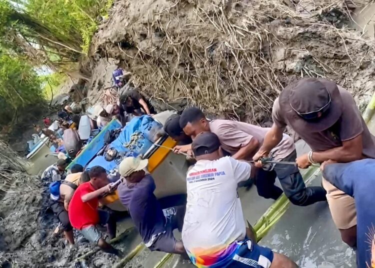 Medan Sulit Tak Surutkan Semangat Polres Mamberamo Raya Amankan Kotak Suara PSU