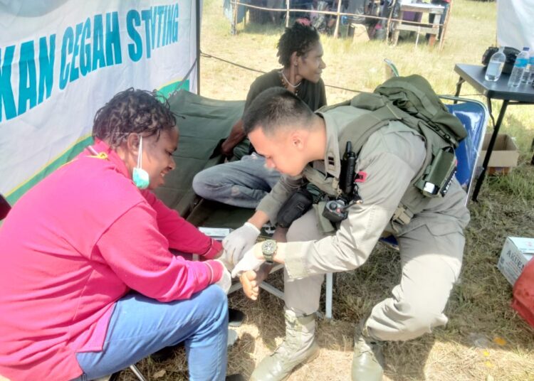 Partisipasi Tim Kesehatan Satgas Ops Damai Cartenz Gelar Pelayanan Kesehatan di Festival Budaya Lembah Baliem