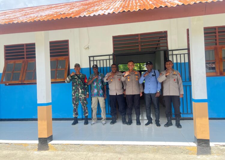 Kapolres Keerom Lakukan Monitoring, Pastikan Rapat Pleno Terbuka Tingkat Distrik Berjalan Aman dan Kondusif